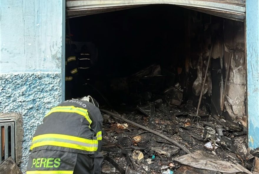 incendio-destroi-deposito-de-eletronicos-em-aparecida3A-comunidade-se-une-na-reconstrucao incendio-destroi-deposito-de-eletronicos-em-aparecida3A-comunidade-se-une-na-reconstrucao