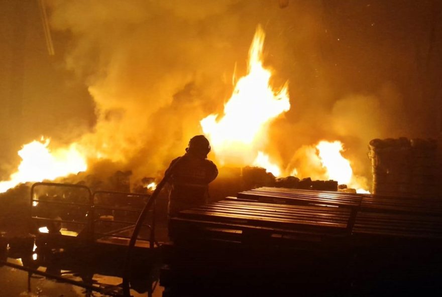 incendio-destroi-fabrica-de-tecidos-em-camanducaia2C-mg3A-saiba-mais-sobre-o-ocorrido-e-as-consequencias