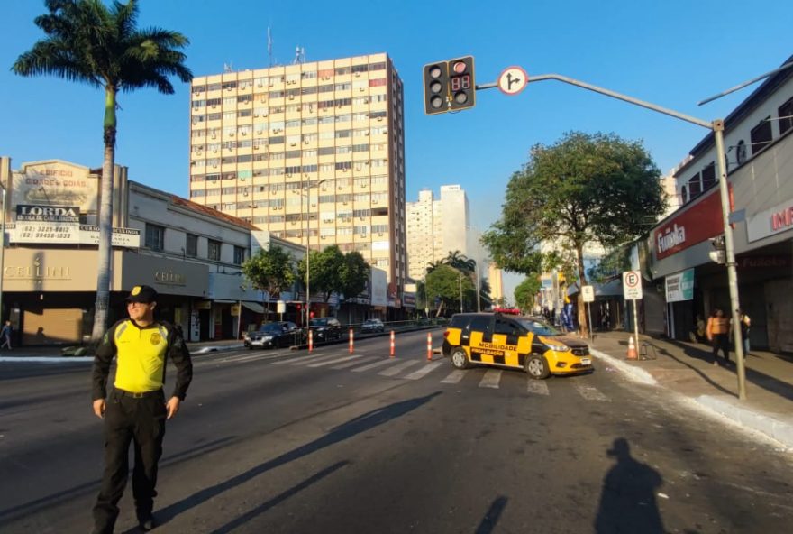 incendio-destroi-loja-de-colchoes-e-bloqueia-avenida-anhanguera