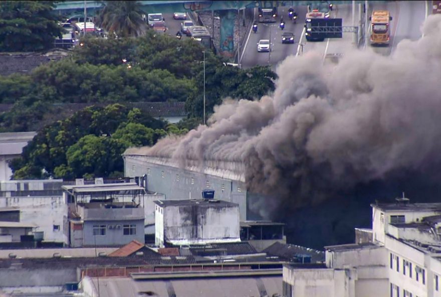 incendio-destroi-loja-de-motopecas-motocriss-no-rio-de-janeiro incendio-destroi-loja-de-motopecas-motocriss-no-rio-de-janeiro