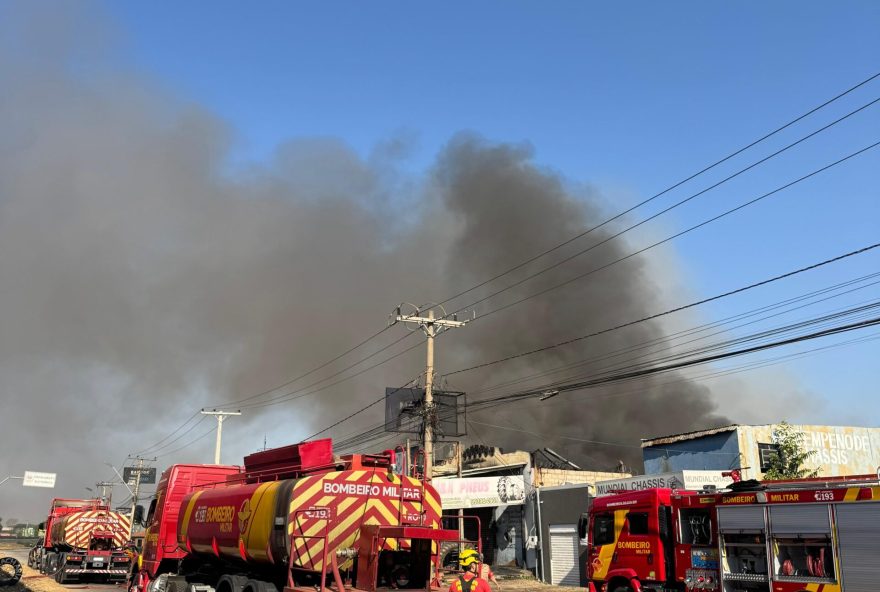 incendio-destroi-loja-de-pneus-em-goiania
