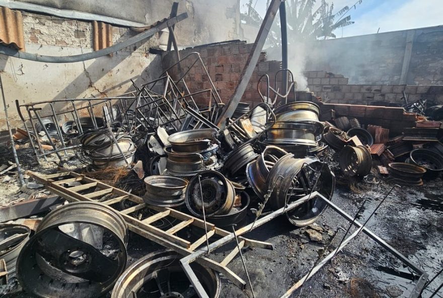 incendio-destroi-loja-de-rodas-e-pneus-em-uberlandia3A-resumo-e-impactos-no-bairro-osvaldo-rezende