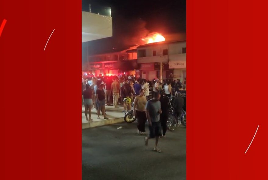 incendio-destroi-loja-de-roupas-infantis-em-petrolina3A-bombeiros-agem-rapidamente