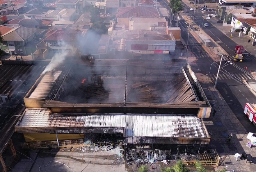 incendio-destroi-loja-e-deixa-feridos-em-ribeirao-preto3A-maravilhas-do-lar-responsavel-pelos-reparos
