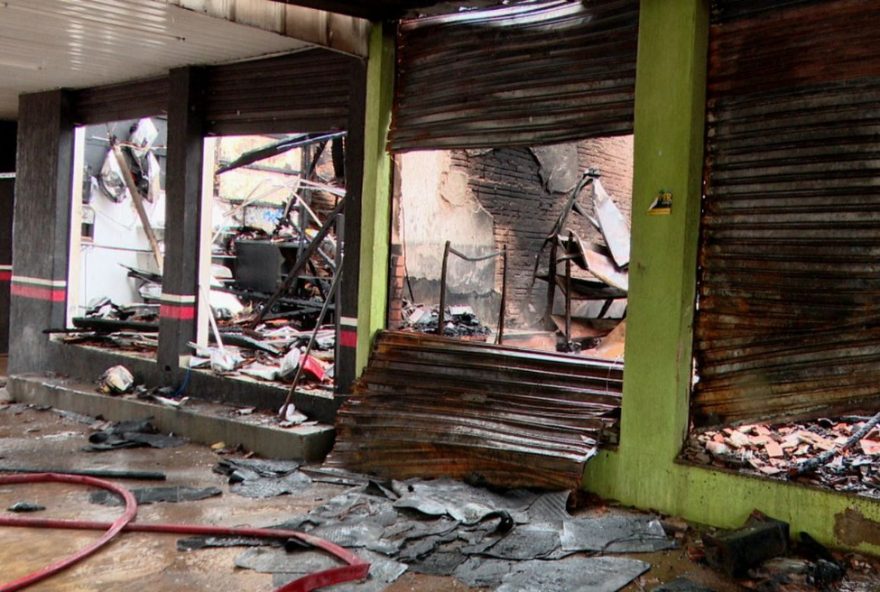 incendio-destroi-lojas-de-autopecas-em-umuarama2C-parana incendio-destroi-lojas-de-autopecas-em-umuarama2C-parana