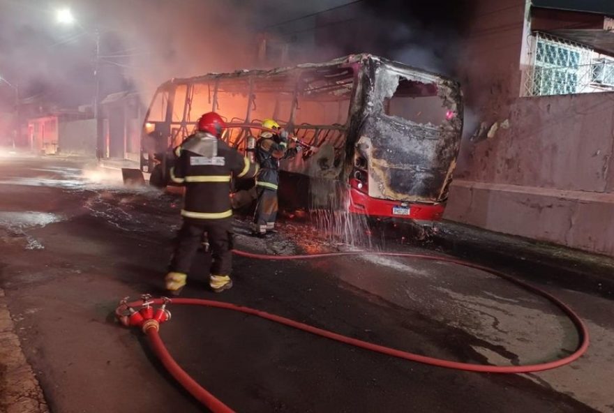 incendio-destroi-micro-onibus-em-manaus3A-saiba-o-que-aconteceu-e-como-prevenir