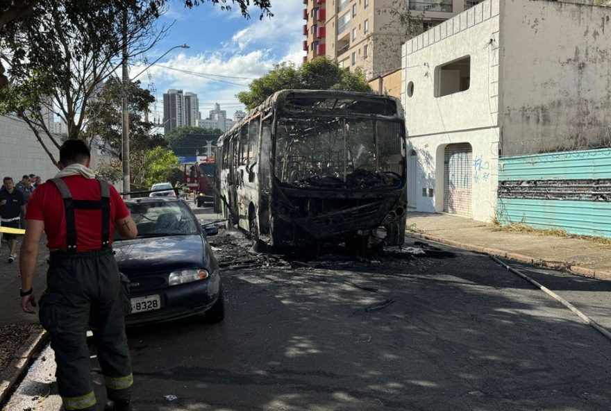 incendio-destroi-onibus-e-atinge-carro-em-rua-de-campinas3A-ninguem-se-feriu