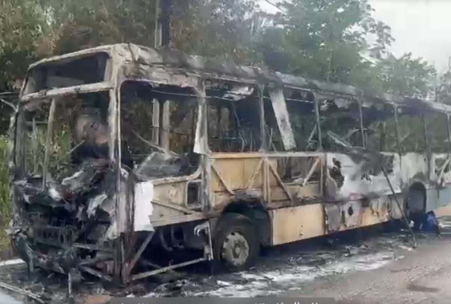 incendio-destroi-onibus-em-manaus3A-sinetram-investiga-causas-e-reforca-seguranca.-acao-rapida-do-cbmam-evita-danos-a-populacao
