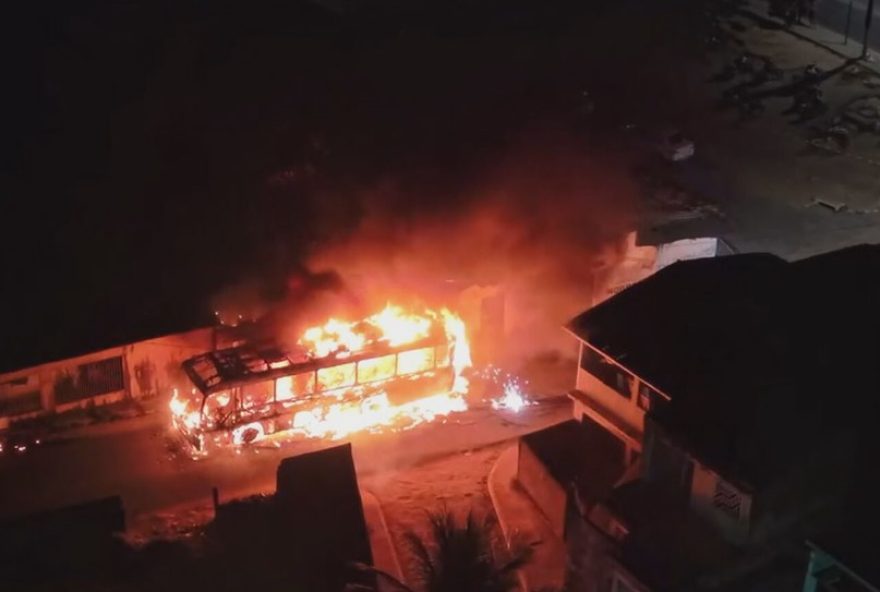 incendio-destroi-onibus-em-paulista3A-bombeiros-controlam-fogo-em-casas-prejudicadas incendio-destroi-onibus-em-paulista3A-bombeiros-controlam-fogo-em-casas-prejudicadas