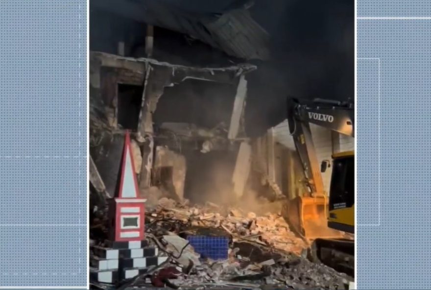 incendio-destroi-supermercado-na-divisa-entre-pb-e-pe3A-estrutura-e-demolida-apos-colapso
