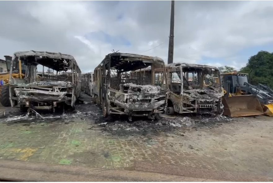 incendio-devasta-frota-de-veiculos-da-prefeitura-de-bom-conselho3A-autoridades-investigam-causas-e-buscam-solucoes-para-transporte-escolar