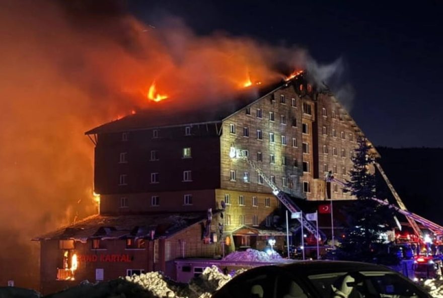 incendio-devastador-em-hotel-de-esqui-na-turquia-deixa-76-mortos3A-investigacoes-em-curso