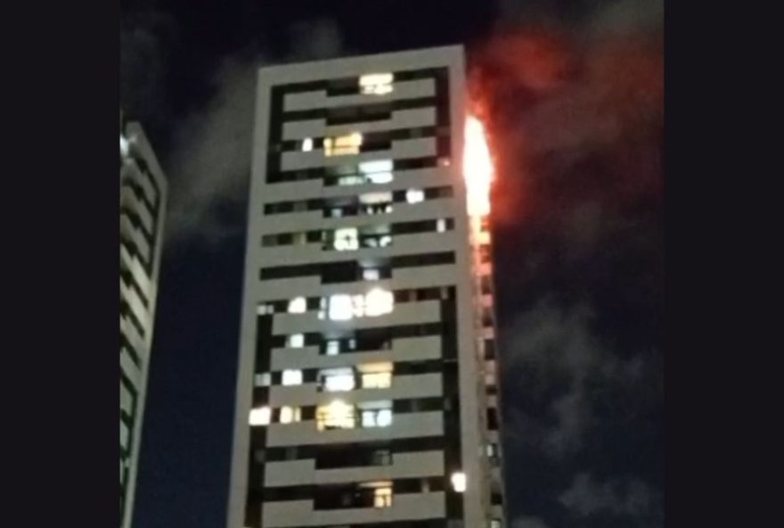 incendio-em-apartamento-no-recife-mobiliza-bombeiros3A-homem-resgatado-apos-inalar-fumaca incendio-em-apartamento-no-recife-mobiliza-bombeiros3A-homem-resgatado-apos-inalar-fumaca