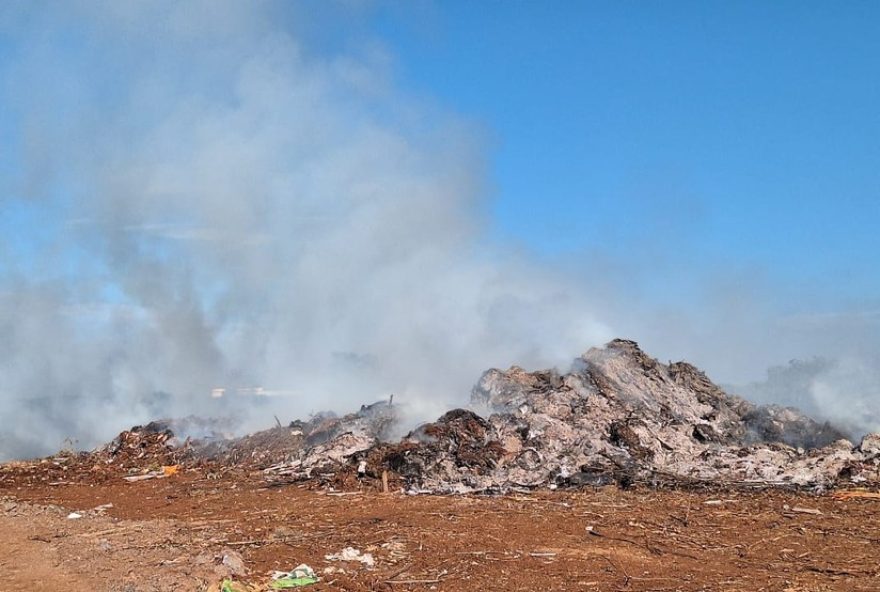 incendio-em-area-de-descarte-de-residuos-em-jau3A-prefeitura-multada-e-suspeita-de-incendio-criminoso