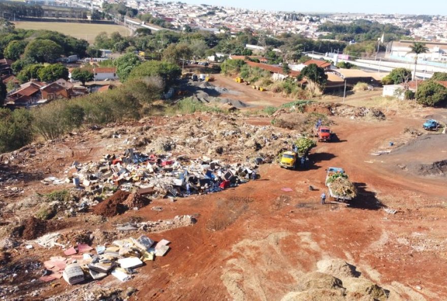 incendio-em-area-de-descarte-irregular-da-prefeitura-de-jau3A-imagens-aereas-mostram-impacto-e-focos-de-fumaca