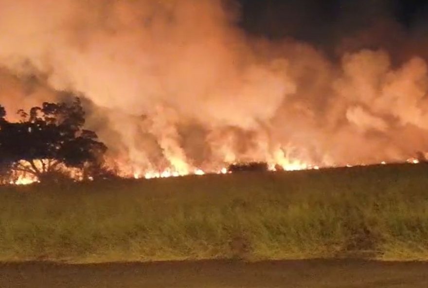 incendio-em-area-de-mata-proximo-a-antiga-unimep2C-em-piracicaba3A-corpo-de-bombeiros-atua-no-combate-as-chamas