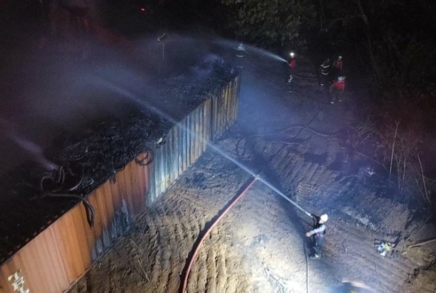 incendio-em-area-de-reciclagem-em-imperatriz-e-controlado-pelos-bombeiros3A-nao-ha-feridos