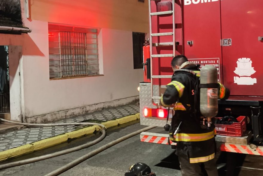 incendio-em-atelie-mobiliza-corpo-de-bombeiros-em-ubatuba-sp3A-bombeiros-conseguem-preservar-8025-dos-materiais