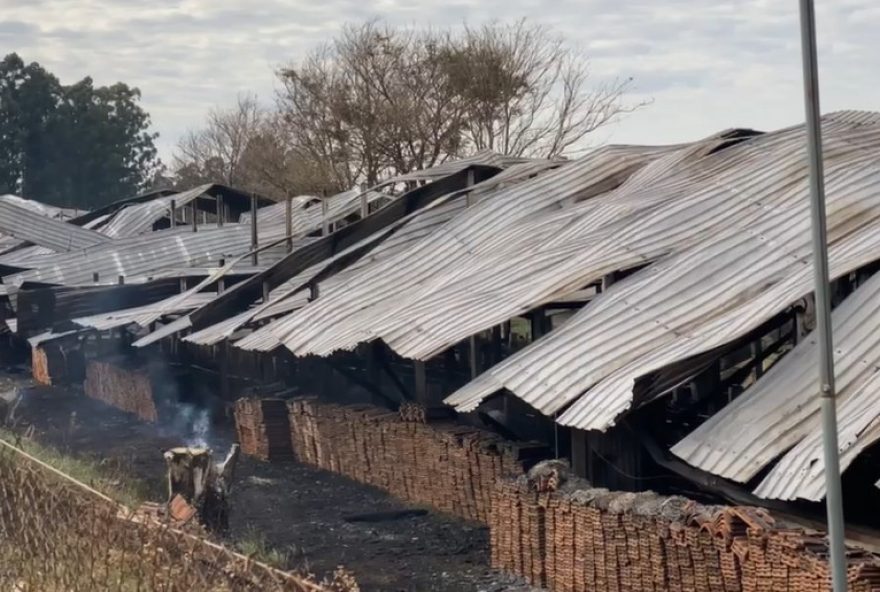 incendio-em-aviario-causa-prejuizo-de-r24-2-milhoes-e-morte-de-21-mil-pintainhos3A-a-importancia-da-seguranca-em-propriedades-rurais