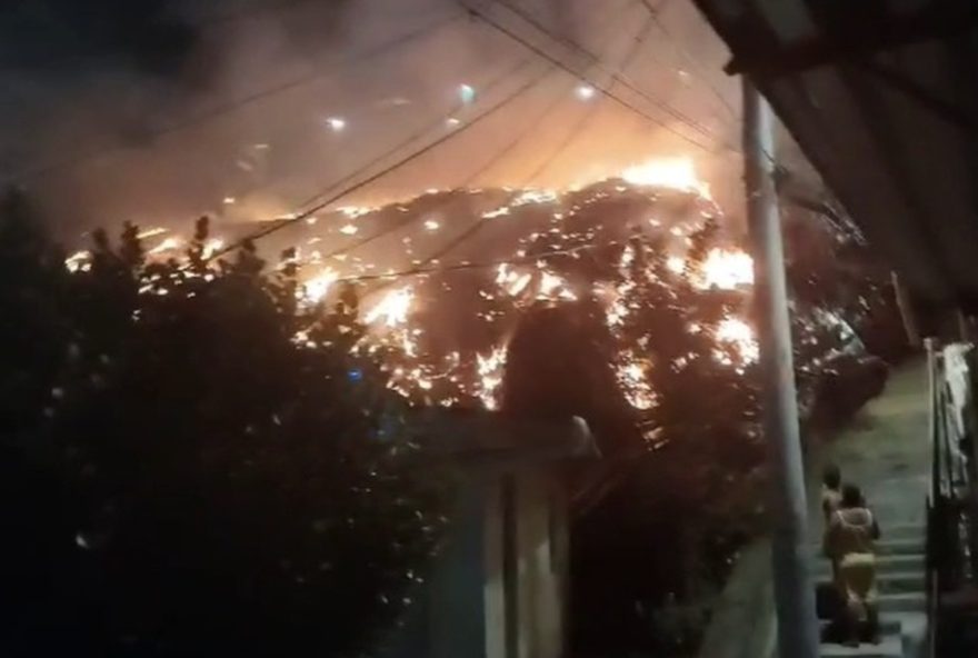 incendio-em-barreira-assusta-moradores-na-zona-norte-do-recife-no-natal3A-moradores-tentam-controlar-fogo