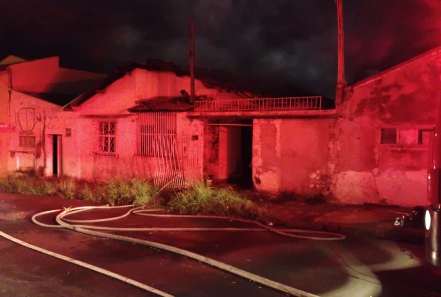 incendio-em-bauru3A-chamas-atingem-tres-casas-no-bairro-chacara-das-flores