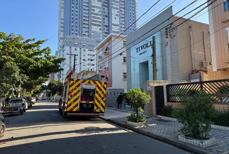 incendio-em-buffet-por-curto-circuito-em-brinquedo-em-santos2C-sp