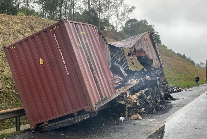 incendio-em-caminhao-com-agrotoxicos-no-rodoanel-sao-paulo3A-chamas-controladas-apos-12-horas
