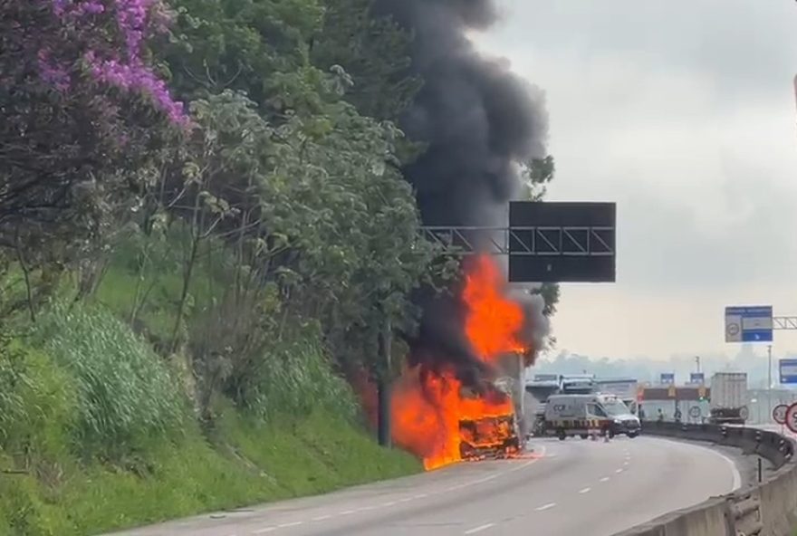 incendio-em-caminhao-interdita-a-rodovia-presidente-dutra-em-jacarei3A-sem-vitimas.-evite-transtornos-e-mantenha-se-informado