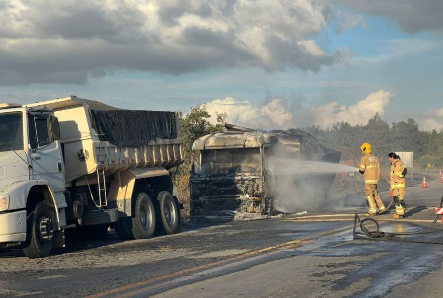 incendio-em-caminhoes-interdita-br-262-em-bom-despacho3A-detalhes-e-a-importancia-da-prevencao