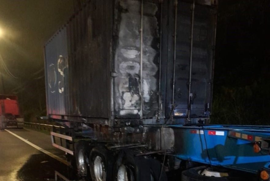 incendio-em-carreta-com-glicerina-na-rodovia-conego-rangoni-causa-congestionamentos-e-mobiliza-bombeiros