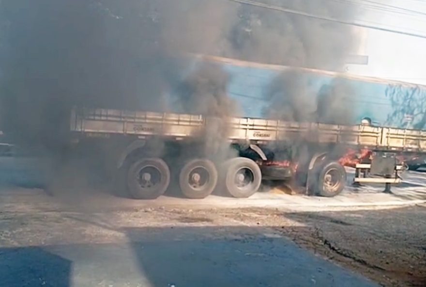 incendio-em-carreta-de-milho-causa-interdicao-na-avenida-limeira-em-piracicaba