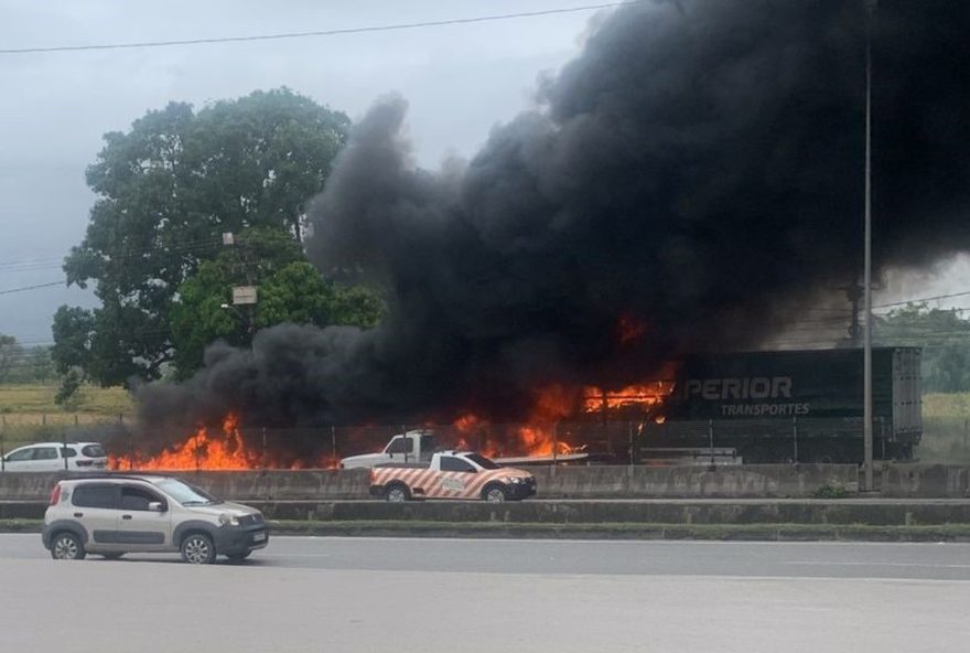 incendio-em-carreta-na-br-101-causa-interdicao-e-congestionamento-em-itaborai3A-acompanhe-atualizacoes-e-orientacoes-de-transito