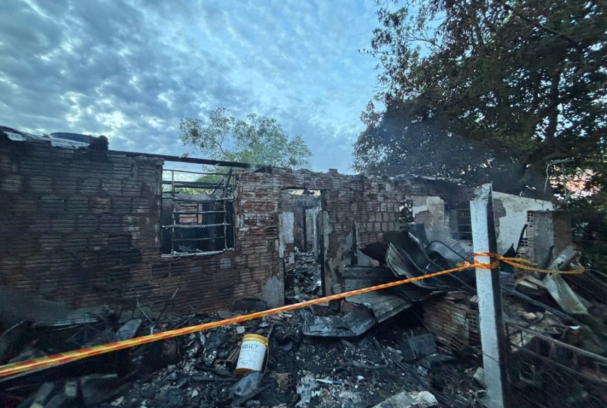 incendio-em-casa-com-eletronicos-mobiliza-bombeiros-em-marilia3A-morador-acumulador-causa-incendio