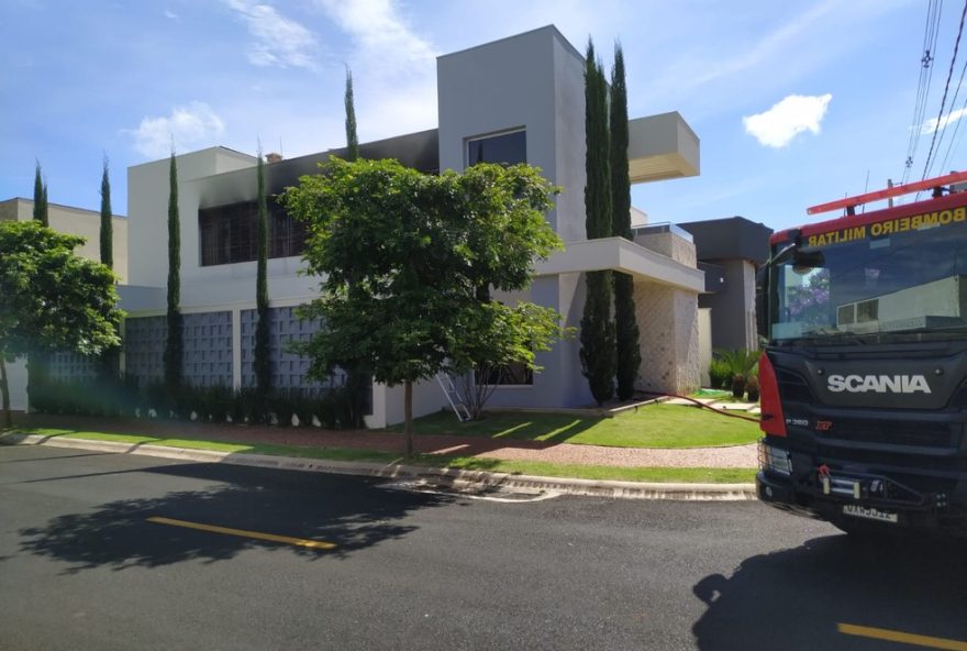 incendio-em-casa-de-condominio-interditada-em-uberlandia3A-curto-circuito-suspeito.-medidas-preventivas-sao-essenciais