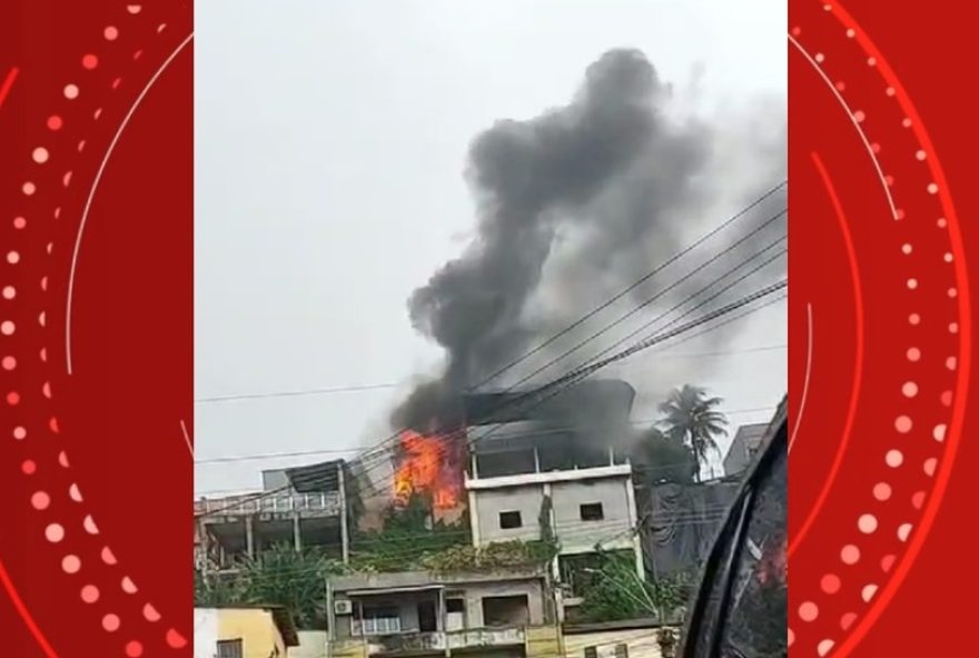 incendio-em-casa-de-manaus-mobiliza-corpo-de-bombeiros3A-prontidao-e-acao-salvam-moradores-de-petropolis