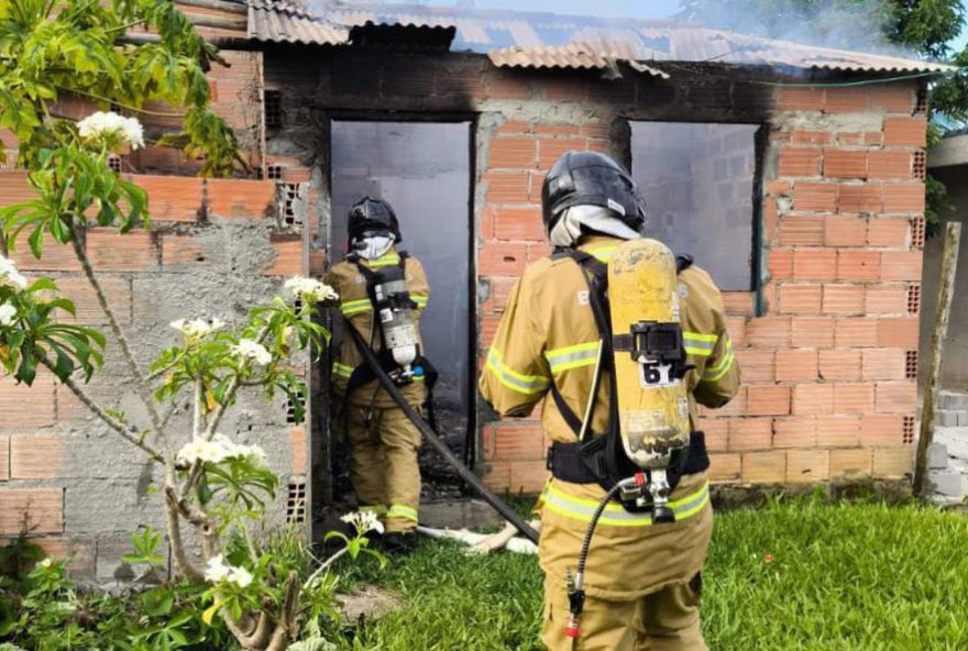 incendio-em-casa-de-porto-seguro3A-botijao-de-gas-explode-e-mobiliza-bombeiros-entenda-as-medidas-preventivas-para-sua-seguranca