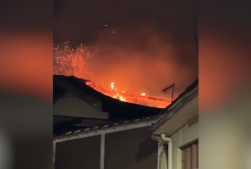 incendio-em-casa-desocupada-mobiliza-corpo-de-bombeiros-em-piraju-sp