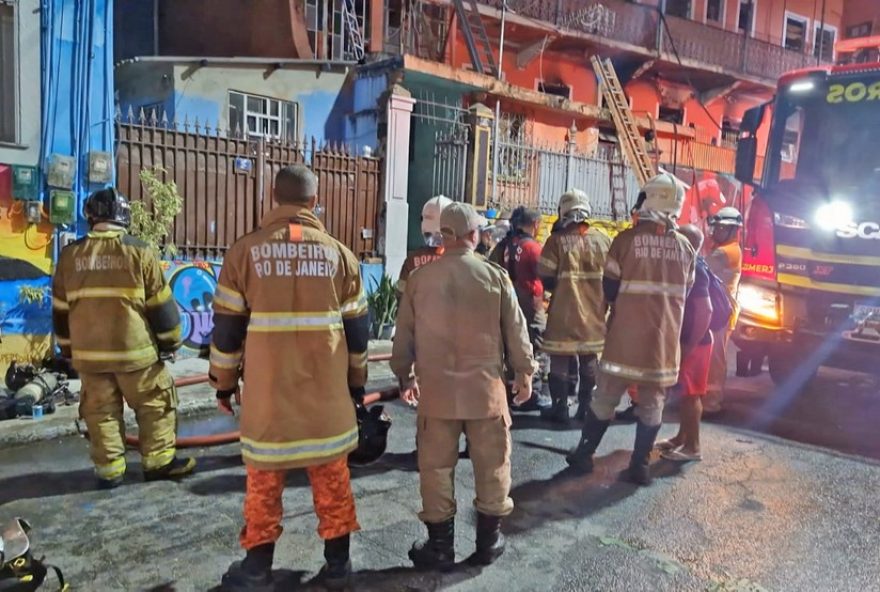 incendio-em-casarao-na-lapa-causa-mortes-e-deixa-feridos3A-desabrigados-e-chamas-desafiadoras.-populacao-se-une-em-solidariedade-as-vitimas