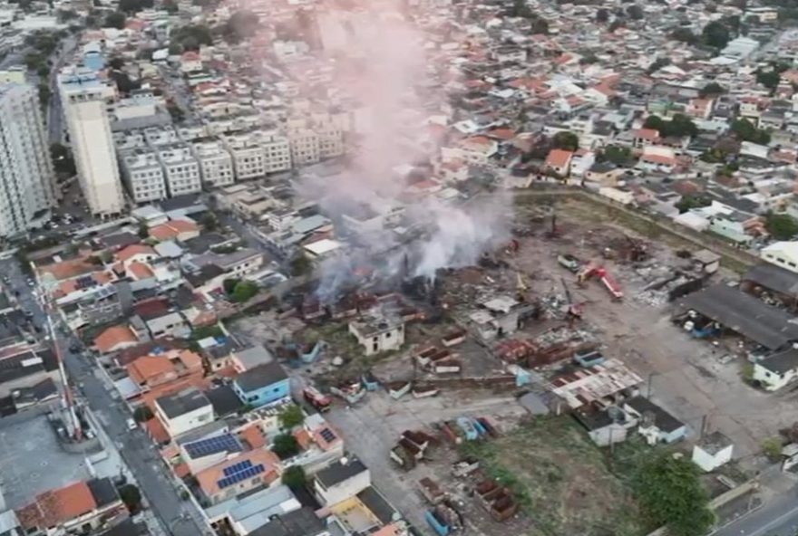 incendio-em-centro-de-reciclagem-mobiliza-bombeiros-em-sao-goncalo2C-rj incendio-em-centro-de-reciclagem-mobiliza-bombeiros-em-sao-goncalo2C-rj