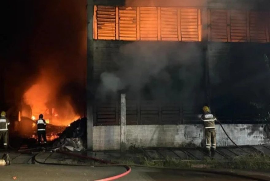 incendio-em-deposito-de-evas-e-cuias-em-novo-hamburgo3A-grandes-proporcoes
