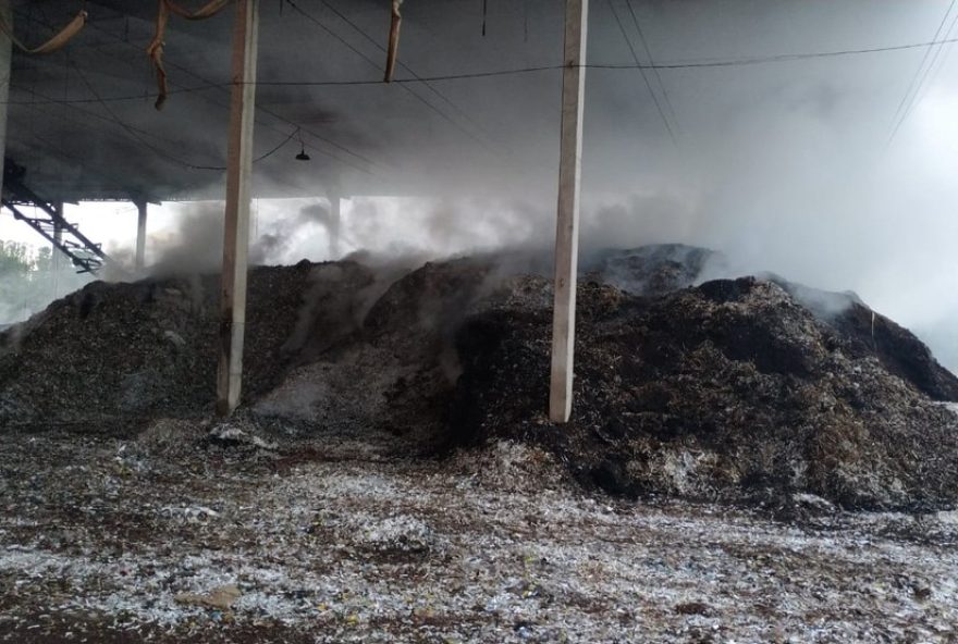 incendio-em-deposito-de-papel-em-uberlandia3A-equipes-lutam-para-conter-chamas