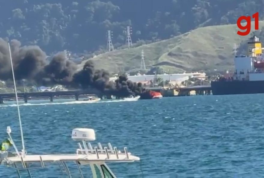 incendio-em-embarcacao-no-mar-de-sao-sebastiao3A-marinha-atua-rapidamente-e-resgata-tripulantes-com-seguranca
