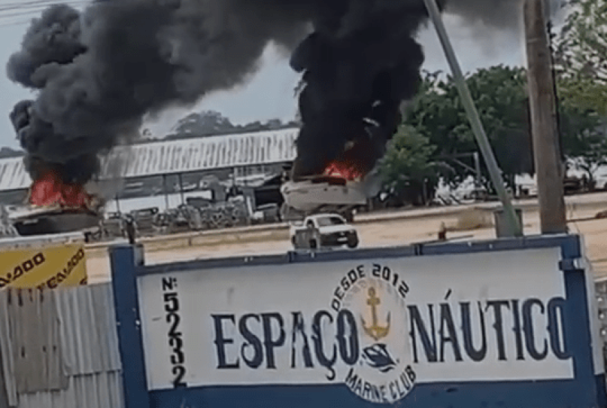 incendio-em-embarcacoes-no-espaco-nautico-marine-club3A-bombeiros-agem-rapidamente-para-controlar-chamas-e-evitar-danos-maiores incendio-em-embarcacoes-no-espaco-nautico-marine-club3A-bombeiros-agem-rapidamente-para-controlar-chamas-e-evitar-danos-maiores