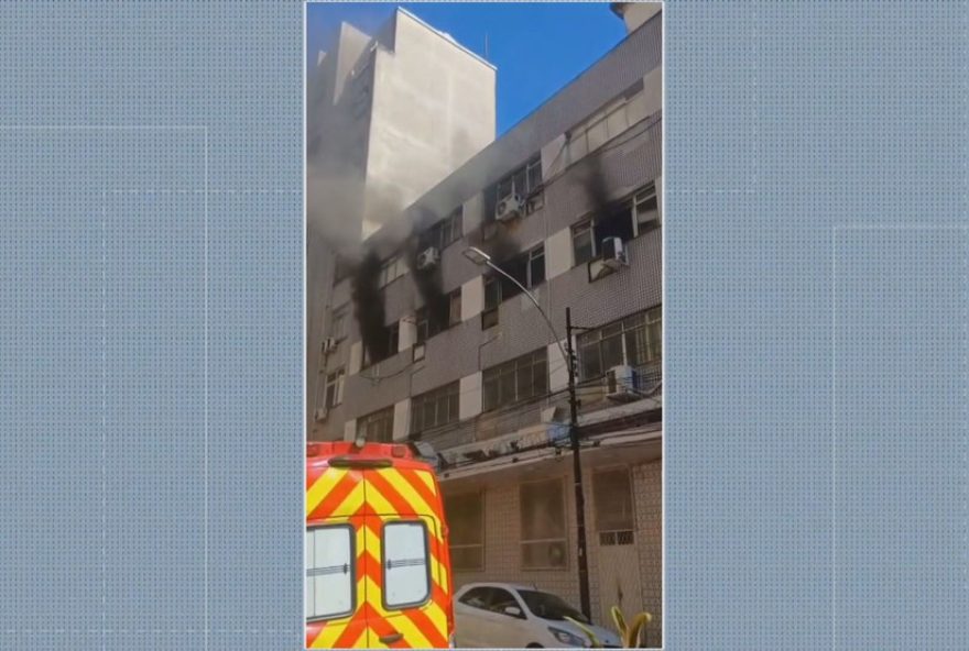 incendio-em-escola-de-teatro-na-gloria3A-duas-pessoas-feridas-e-corpo-de-bombeiros-age-rapido-para-controlar-a-situacao incendio-em-escola-de-teatro-na-gloria3A-duas-pessoas-feridas-e-corpo-de-bombeiros-age-rapido-para-controlar-a-situacao