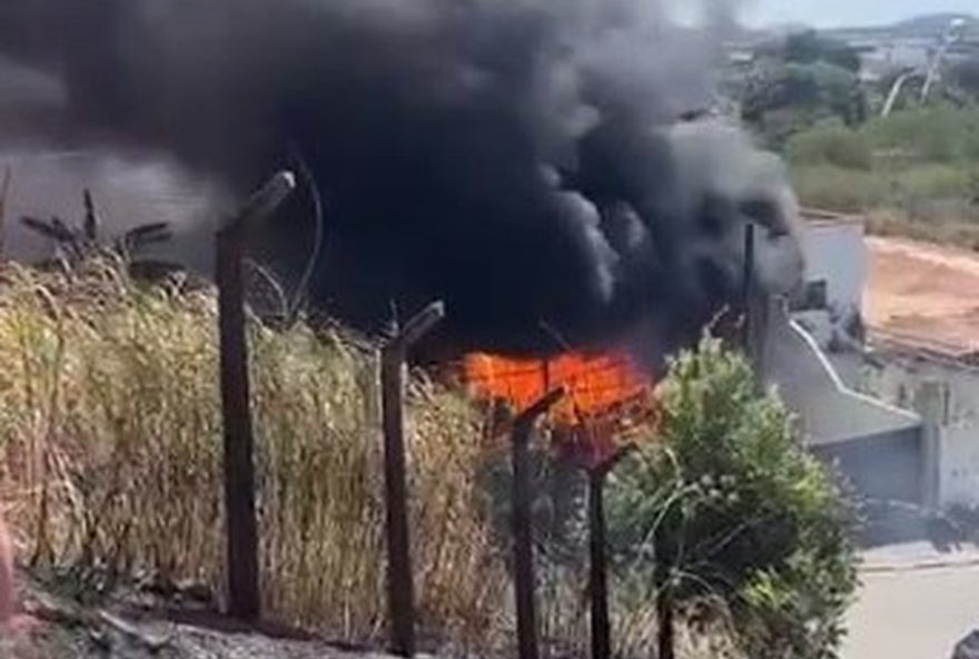incendio-em-fabrica-assusta-moradores-de-contagem3A-fumaca-intensa-exige-atencao-e-cuidados-extras