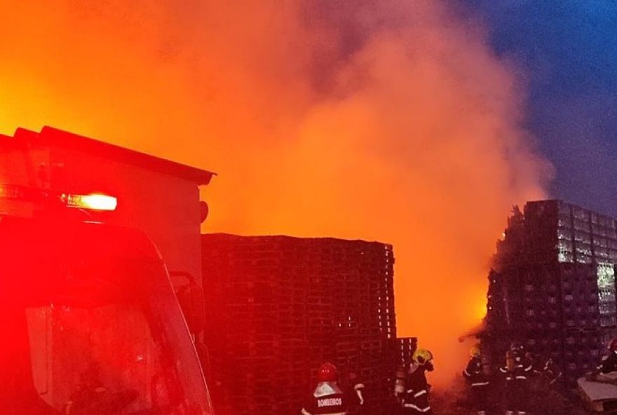 incendio-em-fabrica-de-bebidas-em-manaus-e-controlado-pelo-corpo-de-bombeiros3A-confira-os-detalhes-da-operacao-de-combate-as-chamas