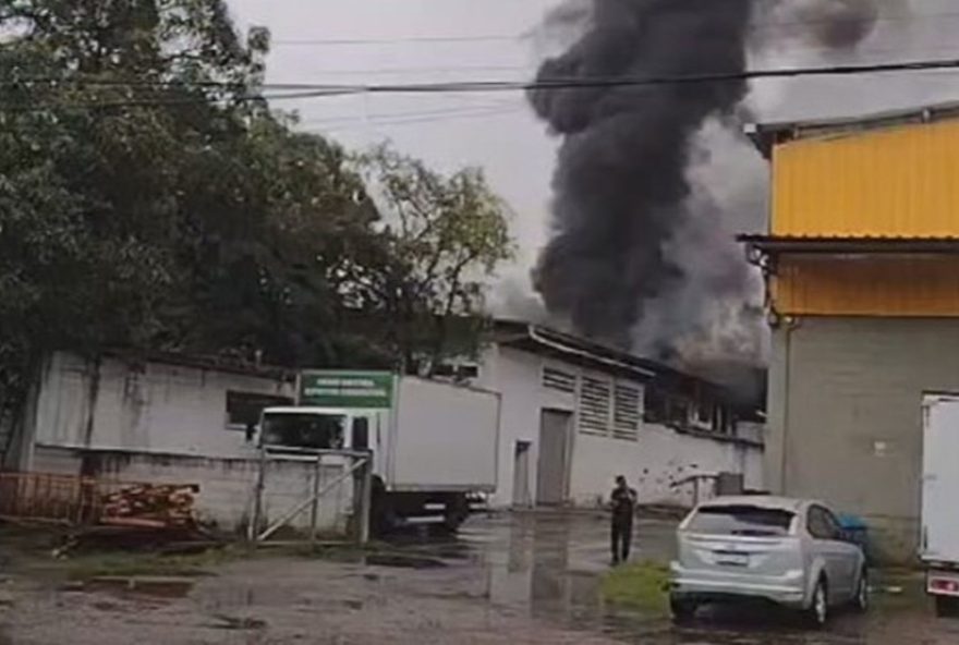 incendio-em-fabrica-de-borrachas-no-cabo-de-santo-agostinho3A-bombeiros-agem-rapido-para-conter-chamas-e-garantir-seguranca-da-regiao