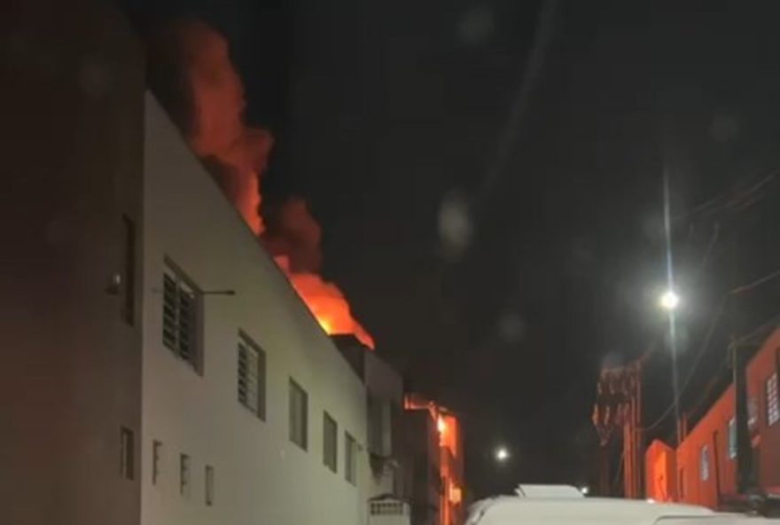 incendio-em-fabrica-de-calcados-em-nova-serrana-mobiliza-equipes-de-resgate-em-operacao-de-combate-as-chamas