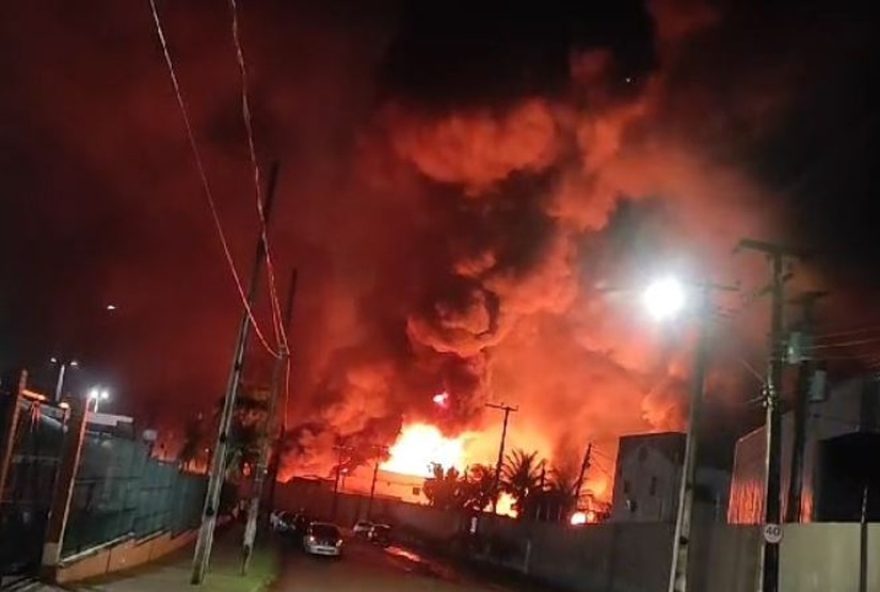 incendio-em-fabrica-de-colchoes-no-eusebio3A-danos-e-acao-rapida-dos-bombeiros