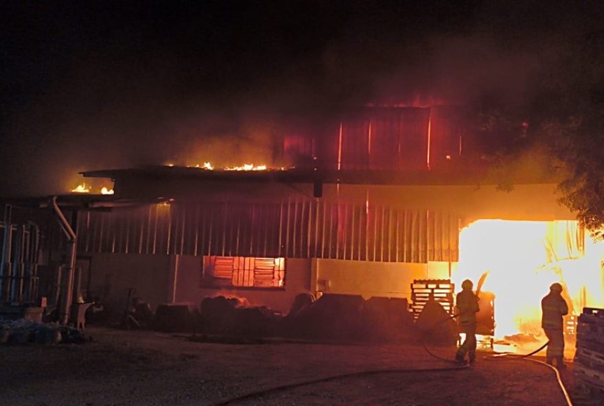 incendio-em-fabrica-de-embalagens-e-controlado-pelos-bombeiros-em-pelotas3A-sem-feridos-e-danos-aos-vizinhos incendio-em-fabrica-de-embalagens-e-controlado-pelos-bombeiros-em-pelotas3A-sem-feridos-e-danos-aos-vizinhos